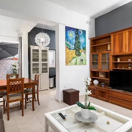 Cosy, Charming 1 Bedroom Maisonette Apartment *